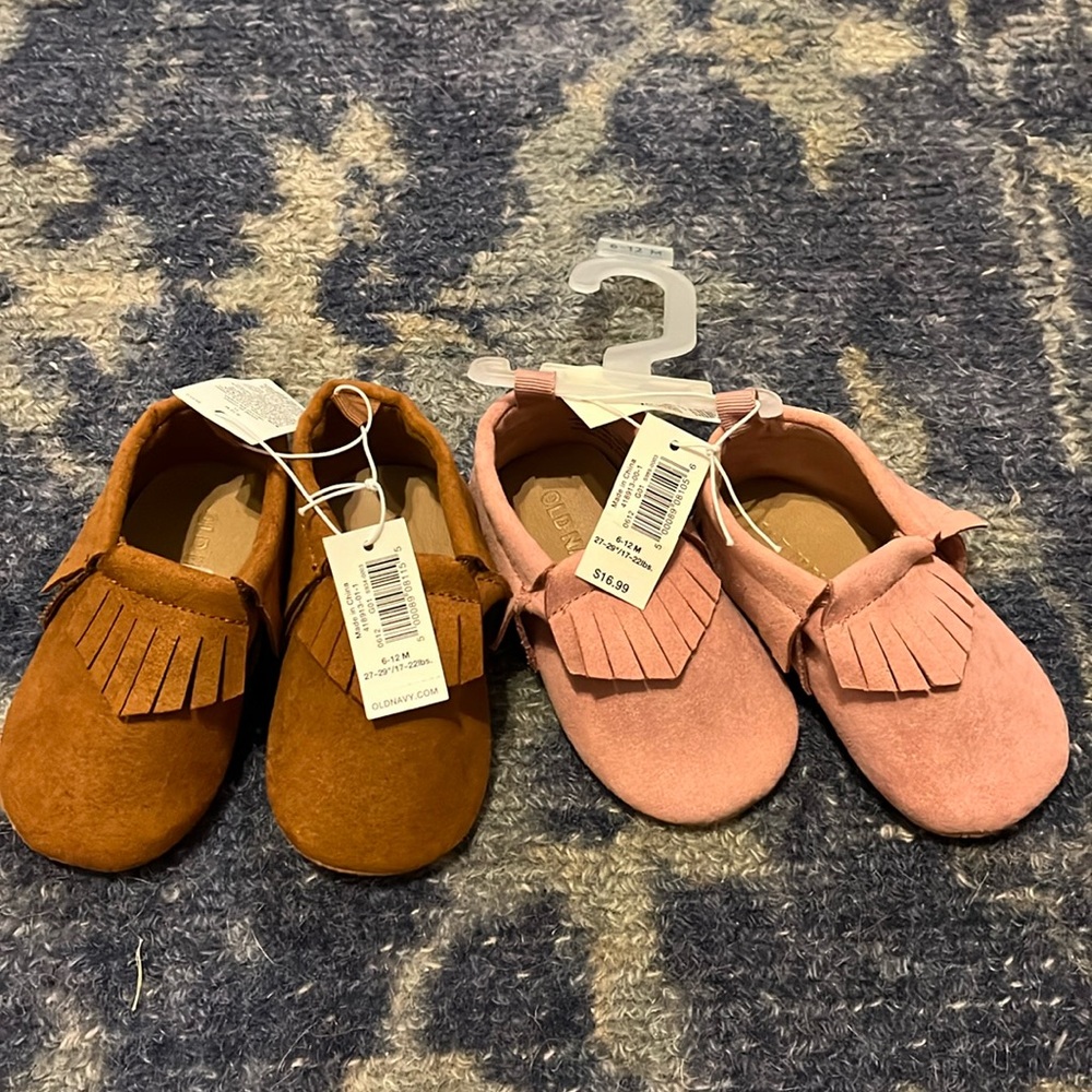 NWOT Old navy slippers for babies
